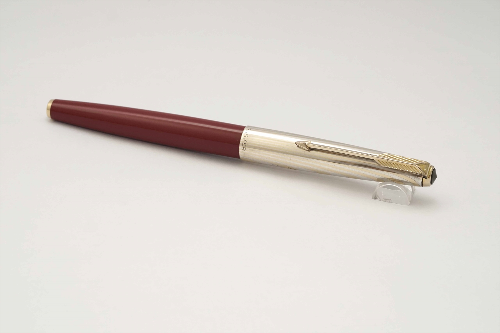 Bút máy Parker 61 Red Heritage Rainbow Cap 14K F Bút máy Parker 61 Red Heritage Rainbow Cap 14K F